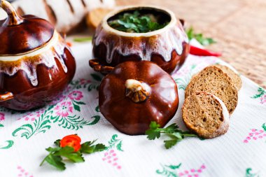 Pot çorba patates ve masanın üzerine maydanoz