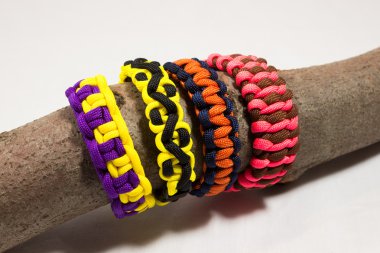 Birbirimizi üzerinde yığılmış Paracord braceletes
