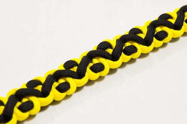 Színes csomózott paracord karkötő — Stock Fotó