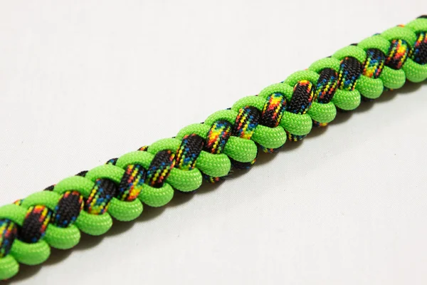 色の結び目の paracord ブレスレット — ストック写真