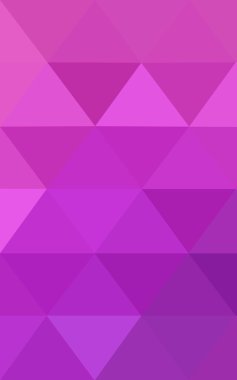 Üçgenler ve degrade origami tarzında oluşan pembe poligonal tasarım deseni.