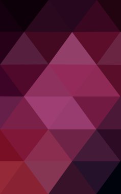 Üçgenler ve degrade origami tarzında oluşan koyu pembe poligonal tasarım deseni.