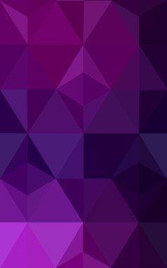 Üçgenler ve degrade origami tarzında oluşan koyu pembe poligonal tasarım deseni.