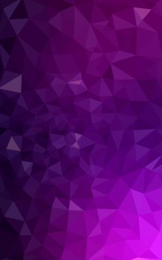 Üçgenler ve degrade origami tarzında oluşan koyu pembe poligonal tasarım deseni.