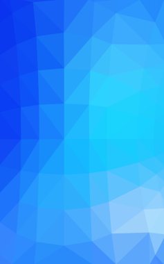 Üçgenler ve degrade origami tarzında oluşan ışık mavi köşeli tasarım deseni