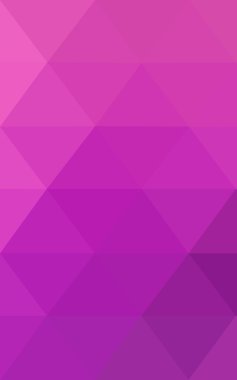 Üçgenler ve degrade origami tarzında oluşan pembe poligonal tasarım deseni.