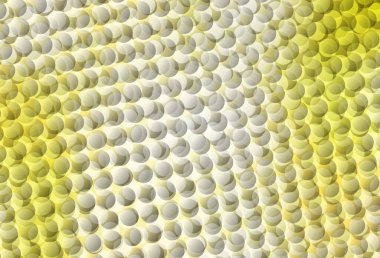 Açık sarı vektör arkaplan ve noktalar. Renkli su damlaları olan modern soyut çizimler. Güzel web siteleri için desen.