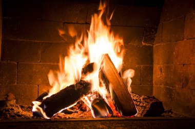 Sıcak alevler yanıyor ve parlıyor