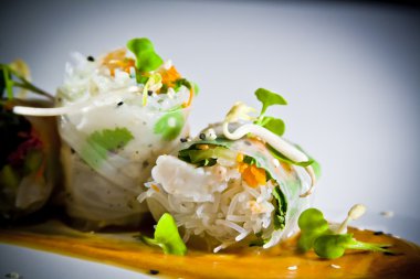 Vietnam vegan börek ve fıstık sosu