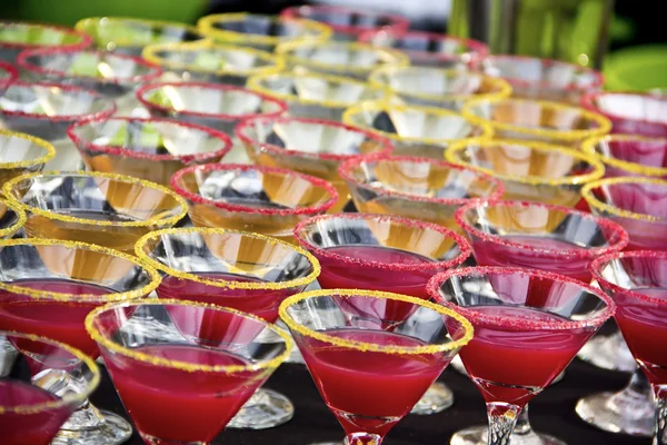 Óculos de martini coloridos gelados em uma mesa em uma festa — Fotografia de Stock