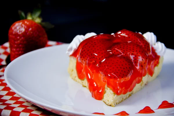 Tranche de gâteau aux fraises avec gelée et crème — Photo