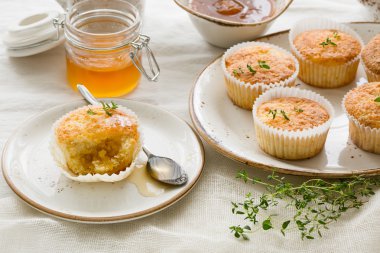 Sağlıklı snack rusk, tam buğday unu, bir sepet içinde yapılan.