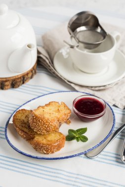 Restoranda kahvaltı. Lezzetli kek, tost, krep.
