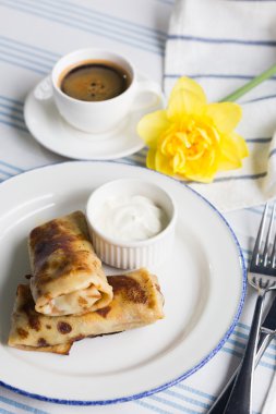 Restoranda kahvaltı. Lezzetli kek, tost, krep.