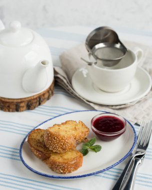 Restoranda kahvaltı. Lezzetli kek, tost, krep.