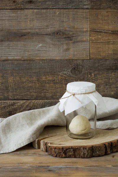 Levedura fresca, pão de massa. Entrada para assar . — Fotografia de Stock