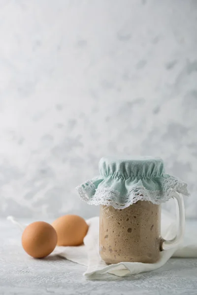 Levadura fresca, pan fermentado. Arrancador para hornear . —  Fotos de Stock