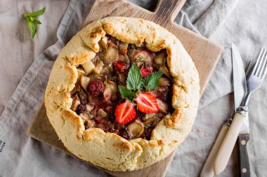 Hamur hamur işleri. Meyveler ve meyve ile bisküvi.