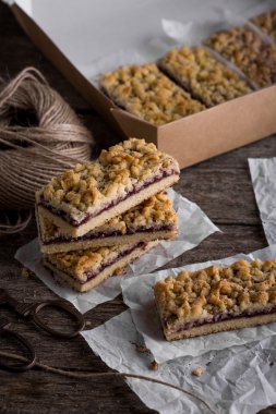 Reçelli kurabiye hamuru. Rendelenmiş pasta.