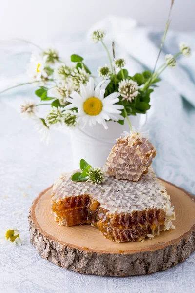 Arı kovanı. Arı ürün. Bal ile Servis Kahvaltı.