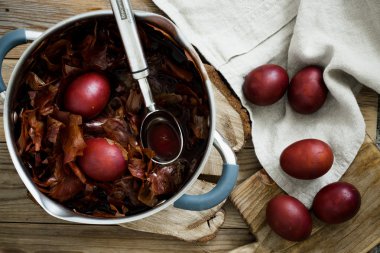 Paskalya yumurtaları. Pişirme süreci. Tatil için ambalaj.