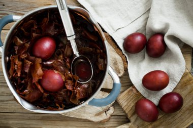 Paskalya yumurtaları. Pişirme süreci. Tatil için ambalaj.