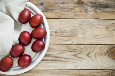 Paskalya yumurtaları. Pişirme süreci. Tatil için ambalaj.