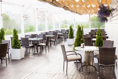 Deniz yürüme. Cafe deniz kenarında. Temiz havada Öğle Yemeği.