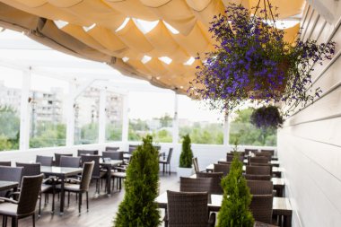 Deniz yürüme. Cafe deniz kenarında. Temiz havada Öğle Yemeği.