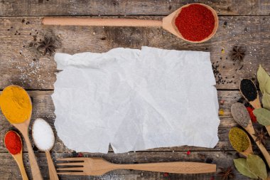 Arka plan kurulu, otlar ve baharatlar ile dekore edilmiş