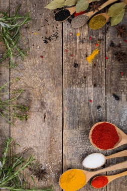 Arka plan kurulu, otlar ve baharatlar ile dekore edilmiş