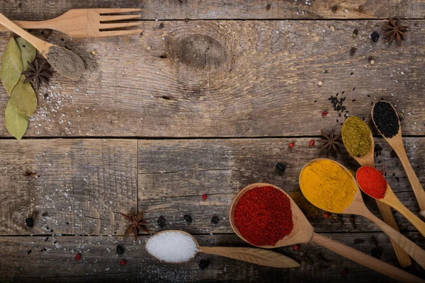 Предпосылки / контекст Board, decorated with herbs and spices — стоковое фото