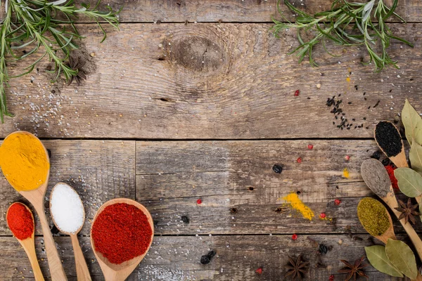 Предпосылки / контекст Board, decorated with herbs and spices — стоковое фото