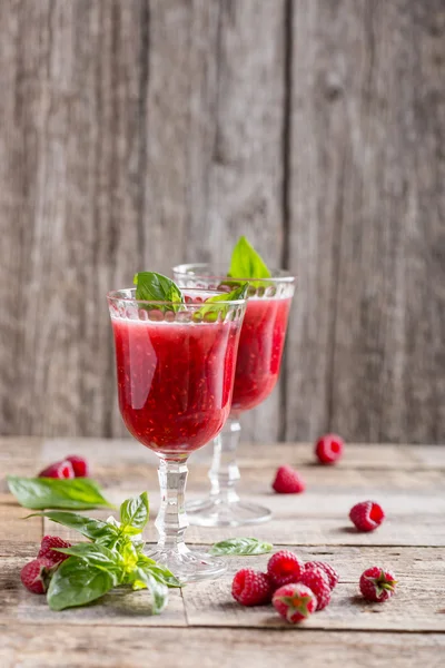 Raspberry cocktail dengan Basil, minuman dari buah berri dari latar belakang kayu . — Stok Foto