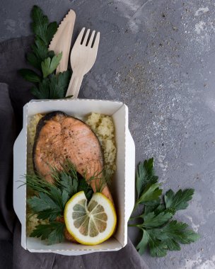 Somon, kaplarda yemek. Doğru beslenme. Sporcular için gıda.