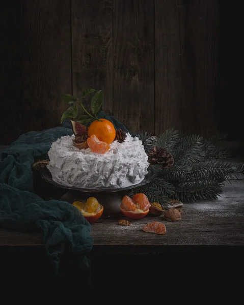 Gâteau d'hiver décoré de fruits mandarines, figues. Carte de Noël. L'histoire de l'hiver . — Photo
