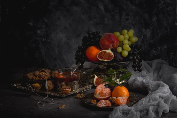 Naturaleza muerta. Frutas de otoño en un hermoso jarrón. Miel, nueces, pinzas vintage . Fotos de stock libres de derechos