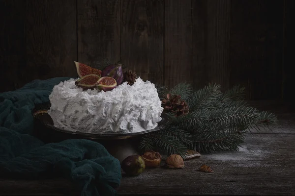 Pastel de invierno decorado con frutas mandarinas, higos. Tarjeta de Navidad. El cuento del invierno . Imagen de stock