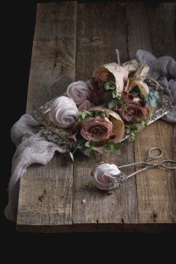 Gül ve lokum vintage bir tepsi. Neşeli bir ruh hali. Tebrikler ve hediyeler.