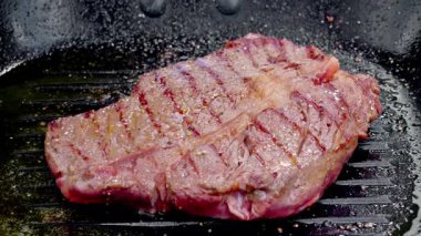 Biftek Kurutma, Sıcak Pan Lezzetli Biftek Hazırlama, Sıcak Tavada Parlak Yüzeyli Parlak Biftek, Kapalı Mevsimlik Biftek Kurutma ve Meyve Suyu Pan 'da Yerleşimi
