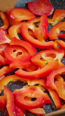 Parlak renkli kavrulmuş biberler, zengin karamelli ve mis kokulu notlar, parlak dokular ve aromatik karamelli gölgeler içeren çeşitli pişmiş biberler, yavaş çekim video fps