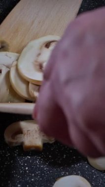 Mantarlar aroma pişirir, yağda kızartılmış mantarlar, aromatik kokulu altın kaşarlı mantarlar, tereyağında kızartılmış mantarlar ve leziz kokulu mutfak ağır çekim video fişleri.