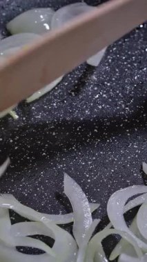 Mükemmel kızaran soğanlar, pişmiş altın çıtır soğan halkaları, kızarmış soğan dilimleri, cızırdayan soğan halkaları, yavaş çekim video fps pişirme işlemi sırasında altın ve aromatik hale gelir.