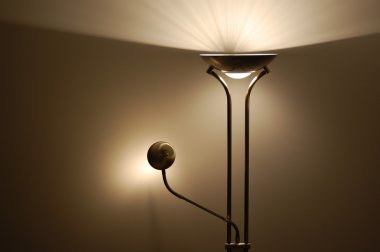 Duvarın yanında lamba