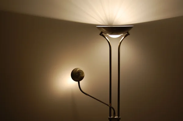 Duvarın yanında lamba