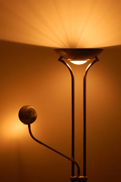 Lampe in der Nähe der Wand — Stockfoto