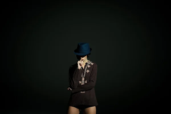 Moda modeli şapka Studio ile