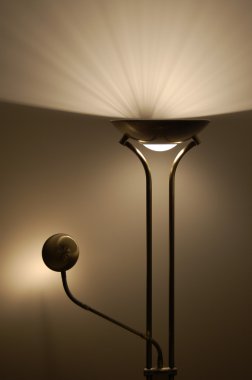 Duvarın yanında lamba