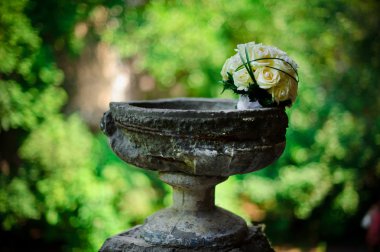 Taş vazoda gül buketi gelin düğün