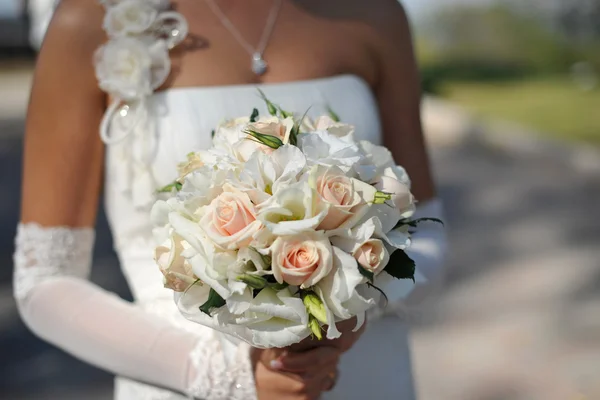 Elinde gül buketi gelin düğün